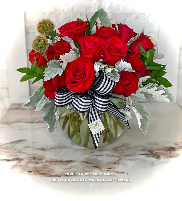 Arreglo 24 rosas en pecera